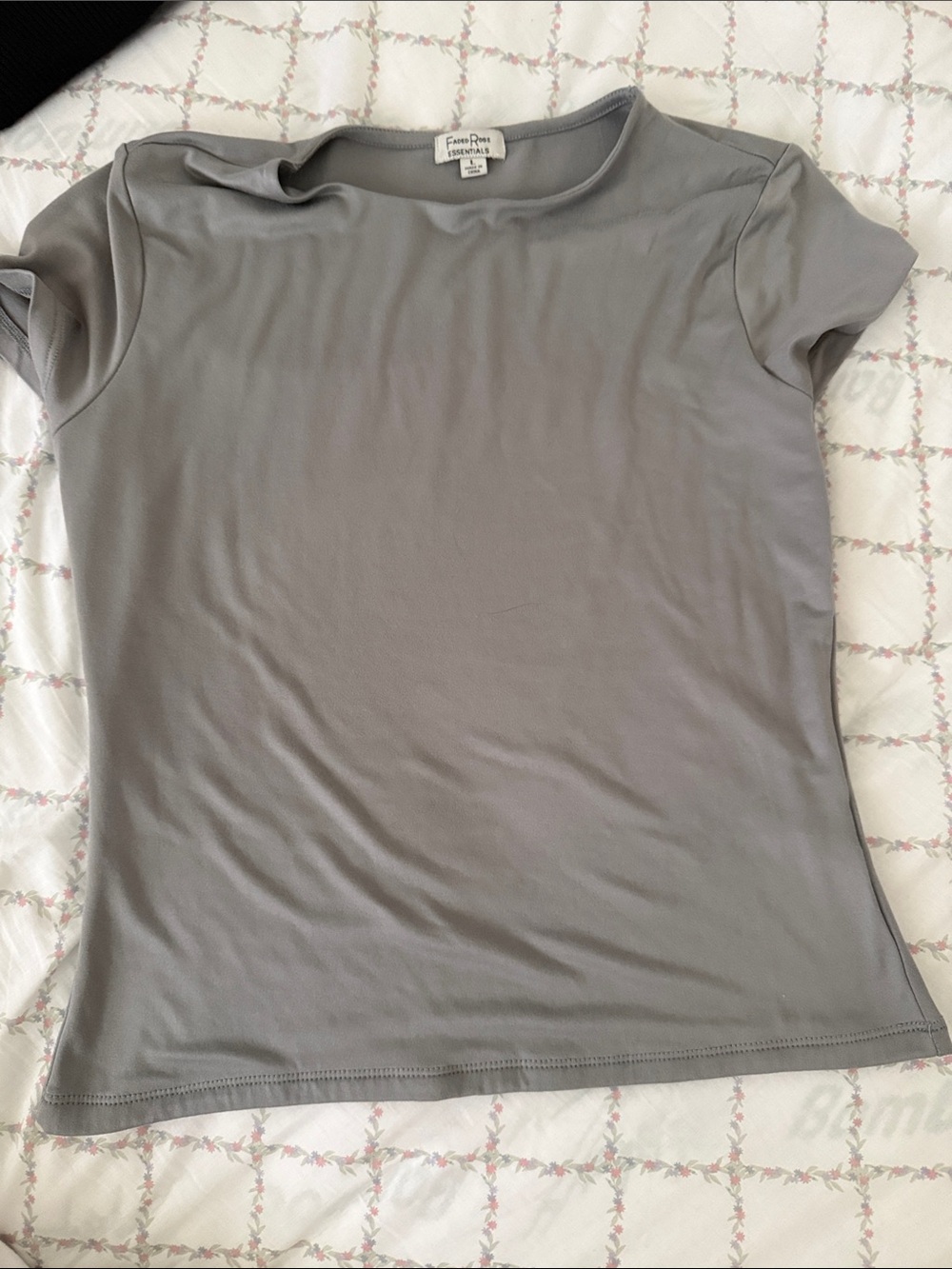 Faded Rose Short Sleeve Crewneck Tee in Light Gray